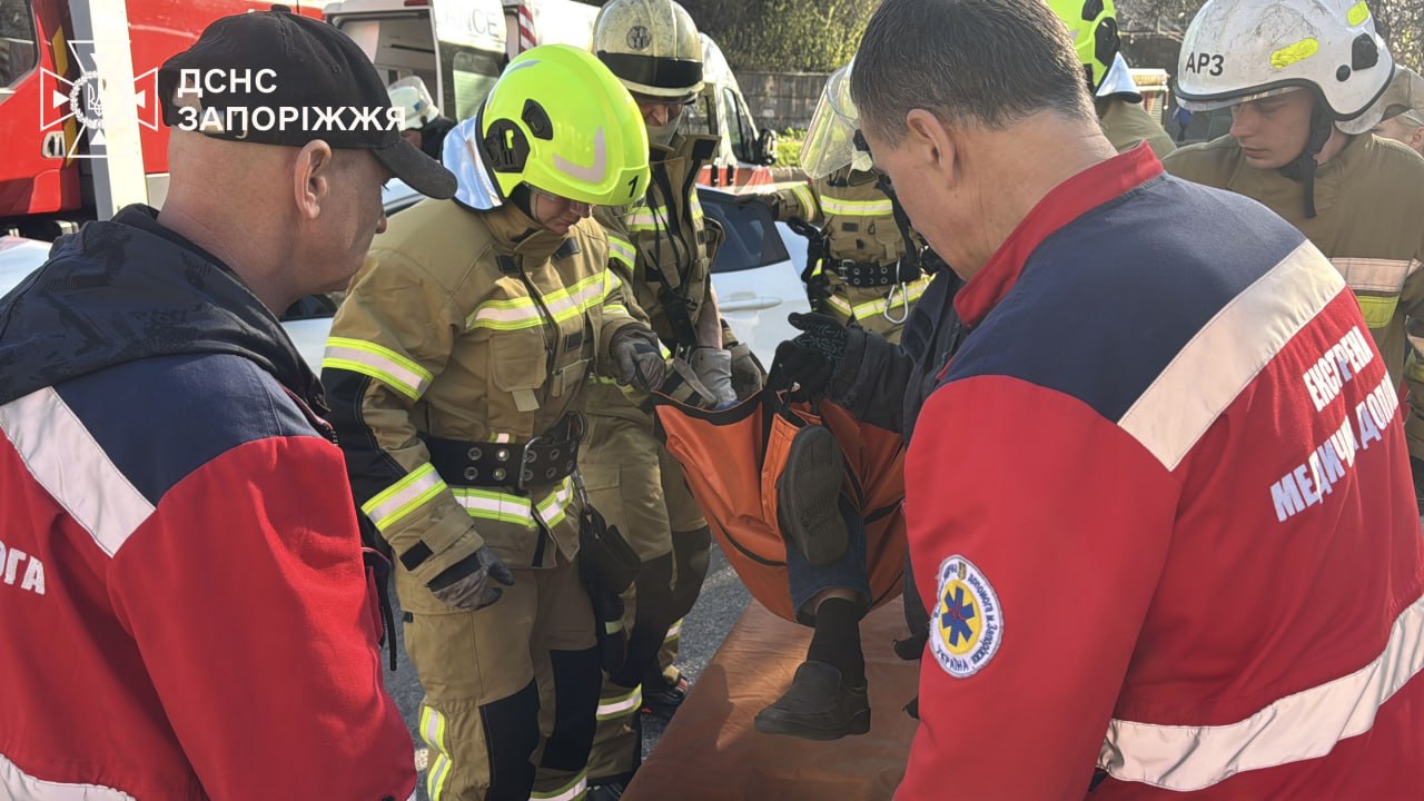 Автівка влетіла в дерево в Запоріжжі – постраждав водій