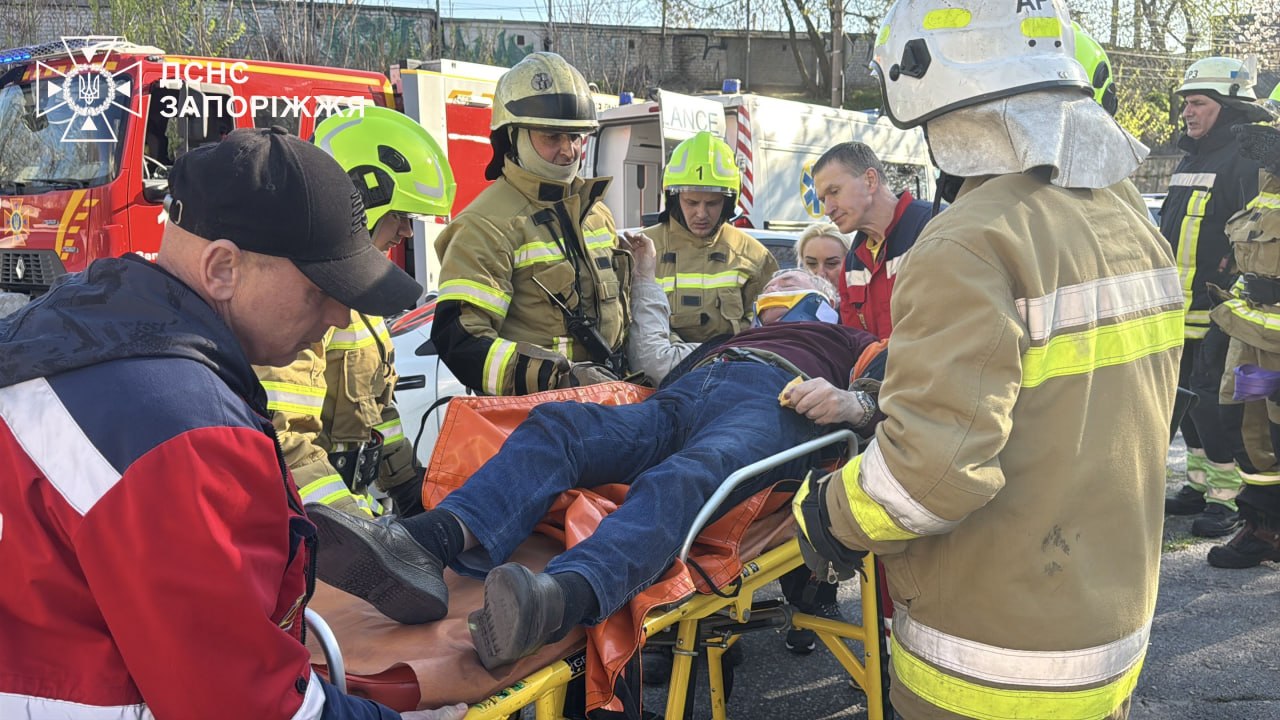 Автівка влетіла в дерево в Запоріжжі – постраждав водій