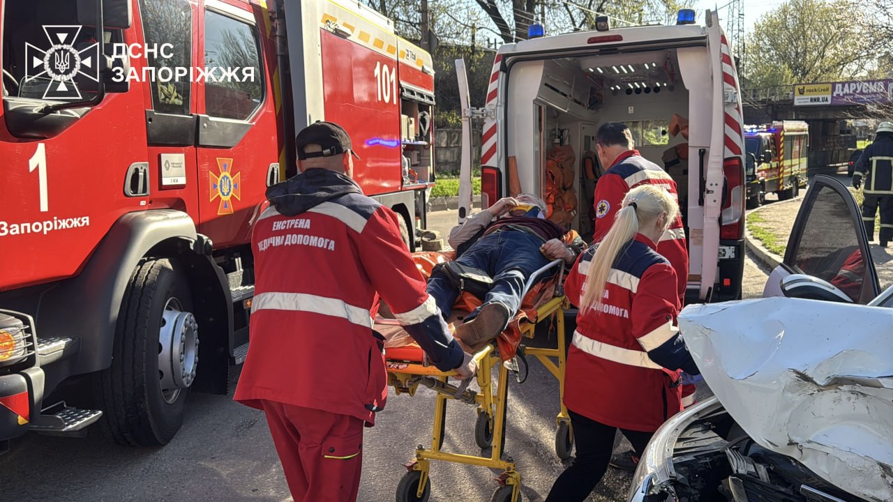 Автівка влетіла в дерево в Запоріжжі – постраждав водій