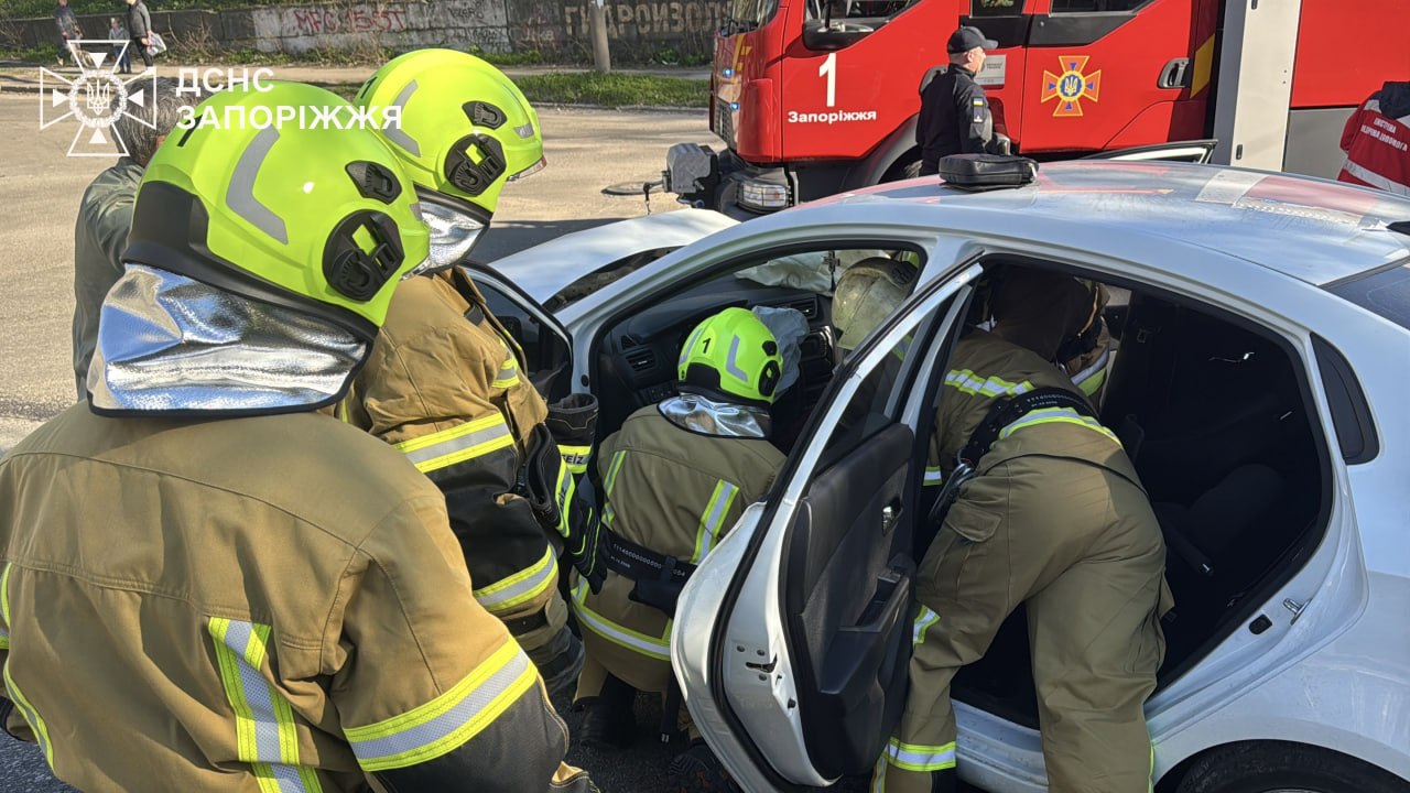 Автівка влетіла в дерево в Запоріжжі – постраждав водій