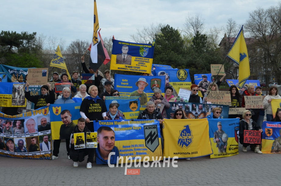 Учасники акції, батьки Миколи в центрі