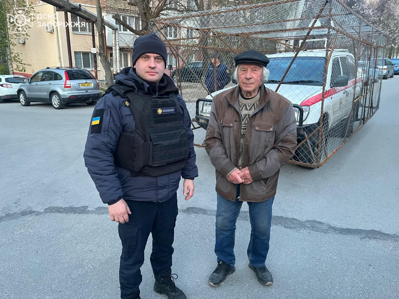 Спасатель и эвакуированный. Фото: t.me/gu_dsns_zp