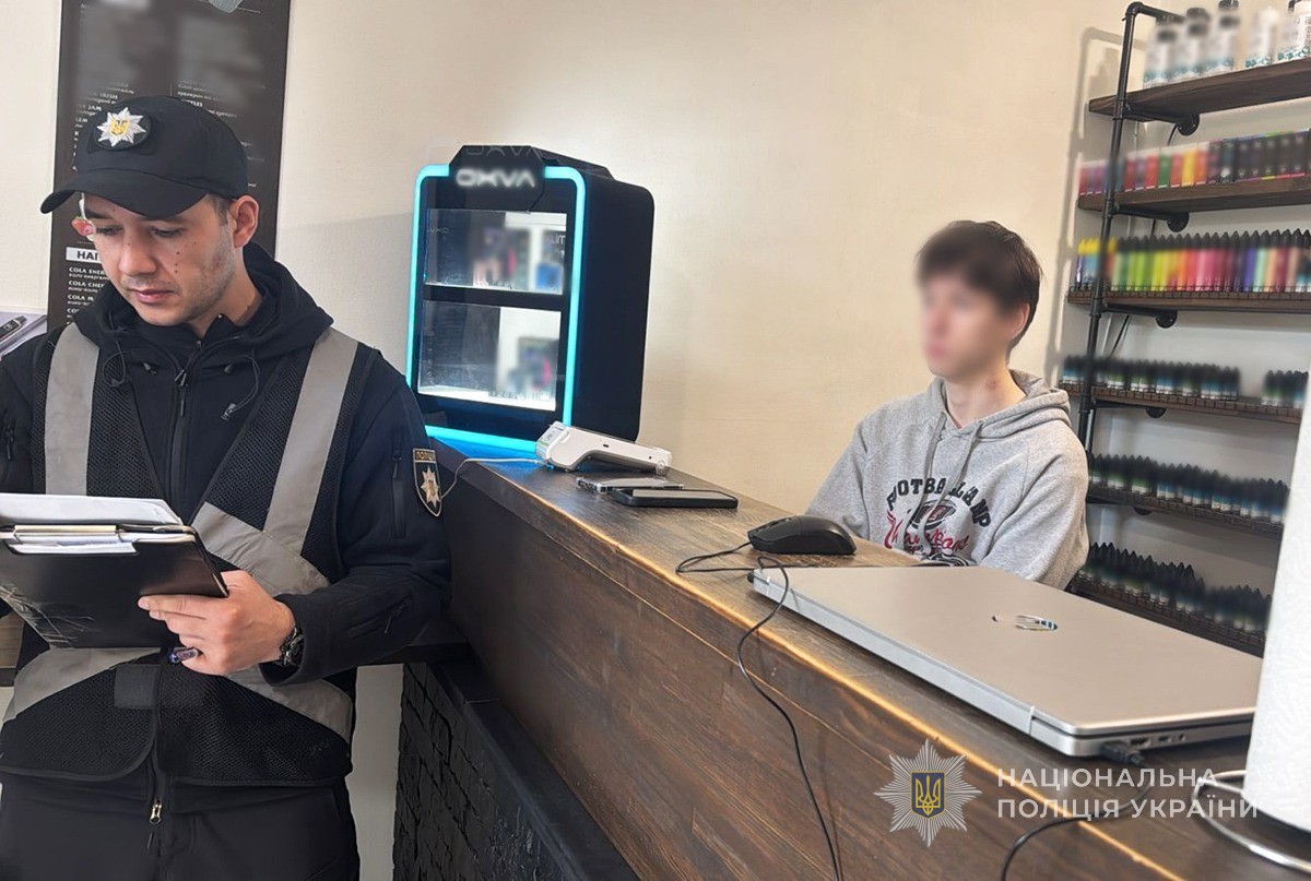 Сотні пристроїв, тисячі флаконів: у Запоріжжі накрили "вейп-підпілля"