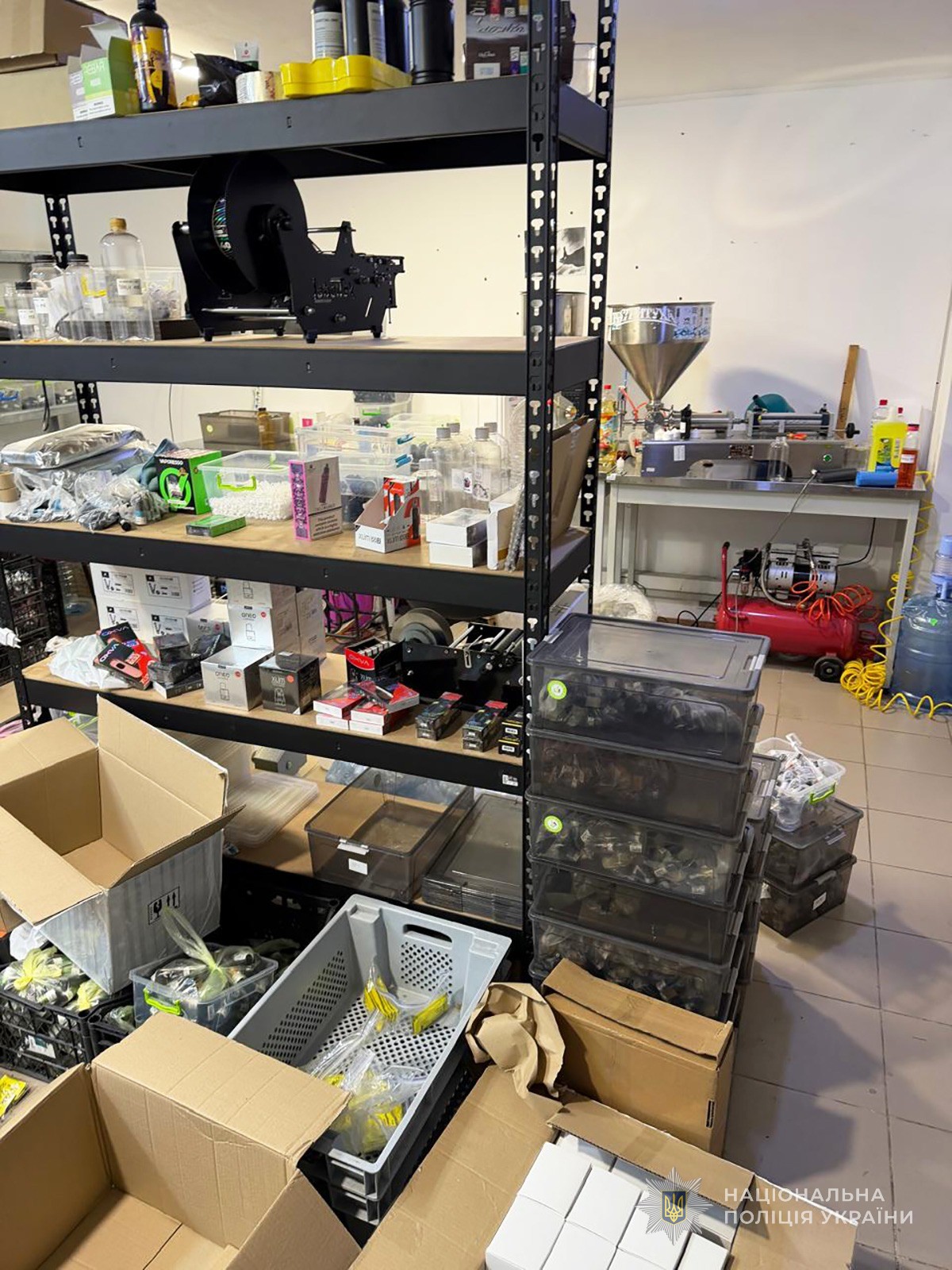 Сотні пристроїв, тисячі флаконів: у Запоріжжі накрили "вейп-підпілля"