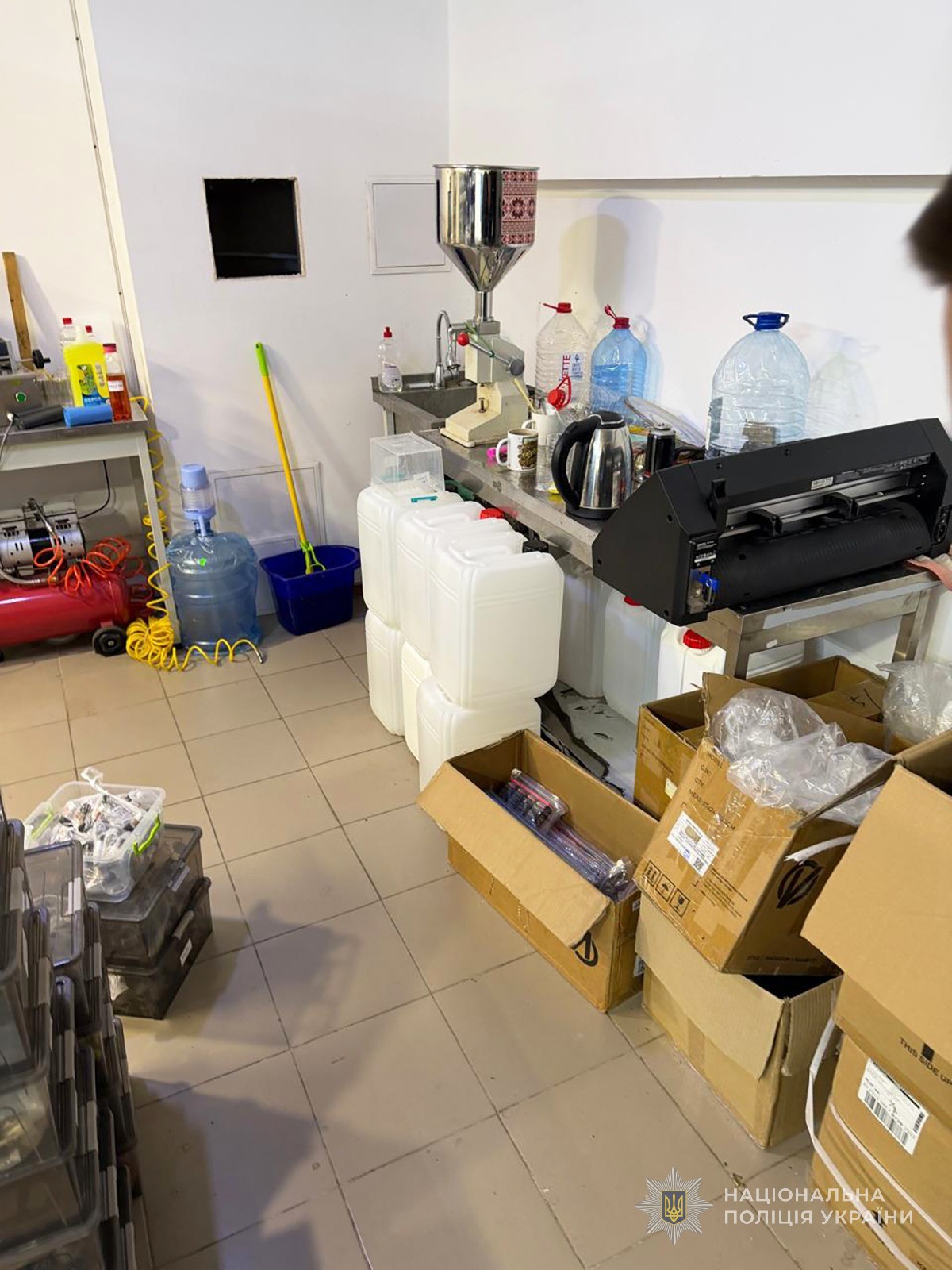 Сотні пристроїв, тисячі флаконів: у Запоріжжі накрили "вейп-підпілля"