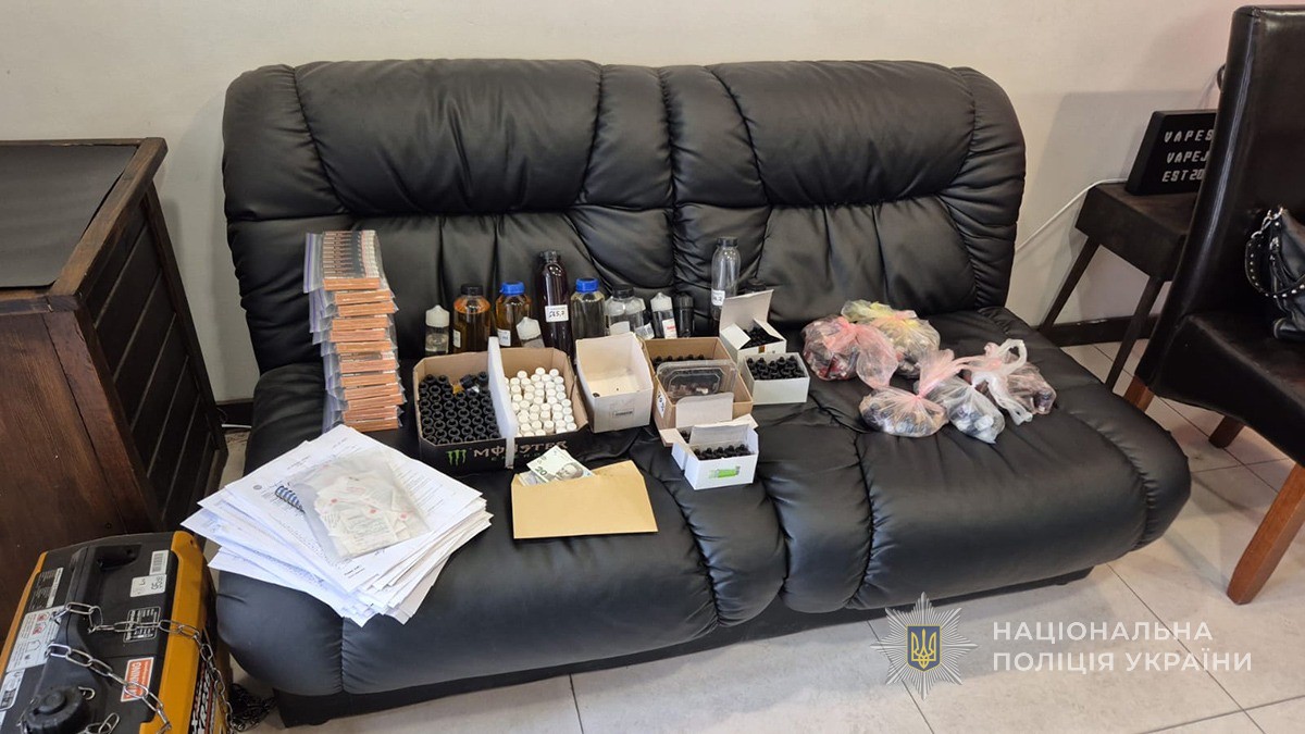 Сотні пристроїв, тисячі флаконів: у Запоріжжі накрили "вейп-підпілля"