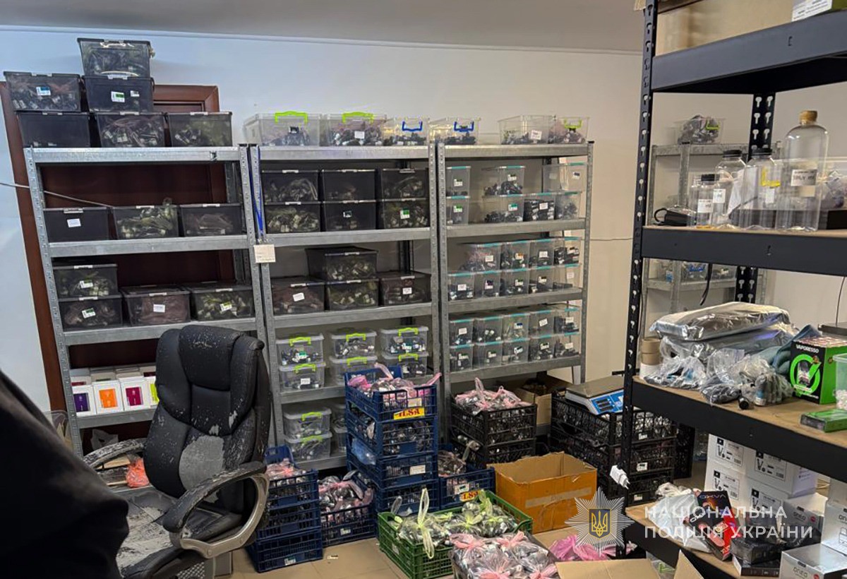 Сотні пристроїв, тисячі флаконів: у Запоріжжі накрили "вейп-підпілля"