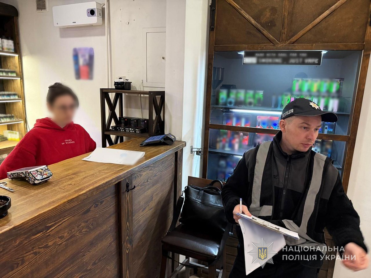 Сотні пристроїв, тисячі флаконів: у Запоріжжі накрили "вейп-підпілля"