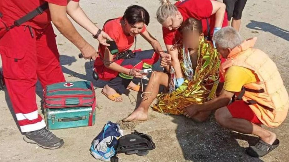 "Скорая" забрала с пляжа: в Запорожье спасли 15-летнего парня