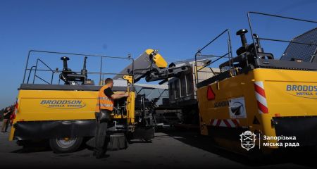 Сміттєвоз та підмітальні машини: запорізькі комунальники отримали нову техніку