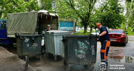 Новые контейнеры против вандалов: где в Запорожье обновляют мусоробаки