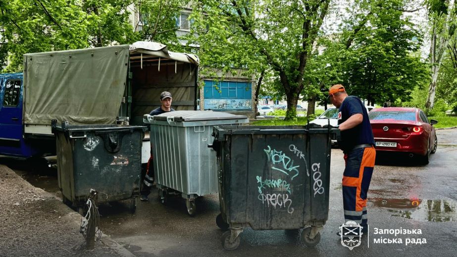 Нові контейнери проти вандалів: де в Запоріжжі оновлюють сміттєбаки