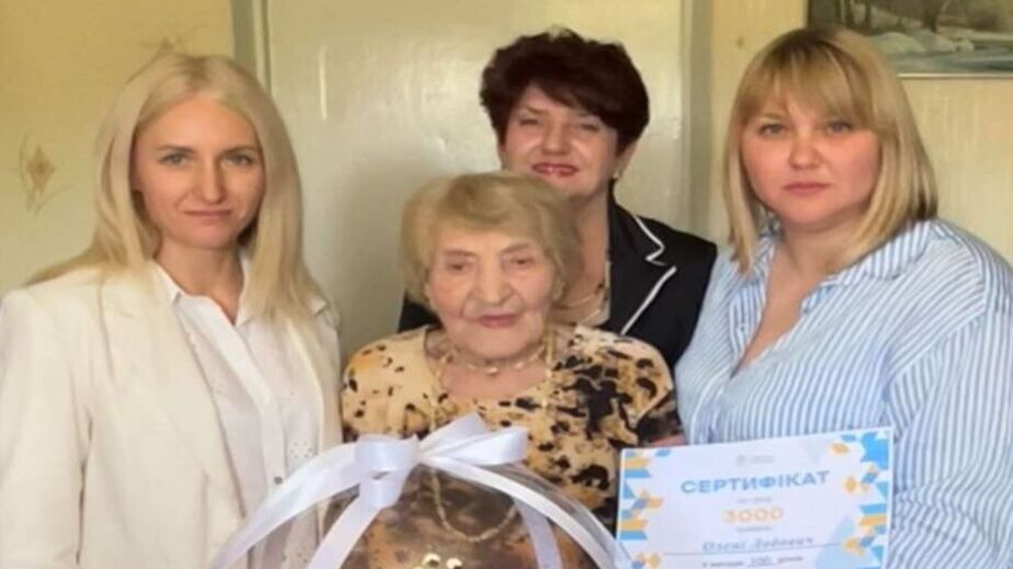 100-летний юбилей: в Запорожье поздравили ветеранку медицинской службы