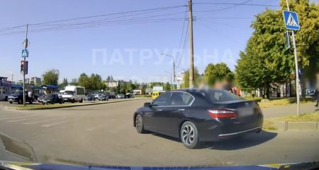 За игнорирование минуты молчания наказали водителя в Запорожье