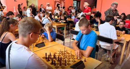 В Запорожье ко Дню молодежи провели детский шахматный турнир