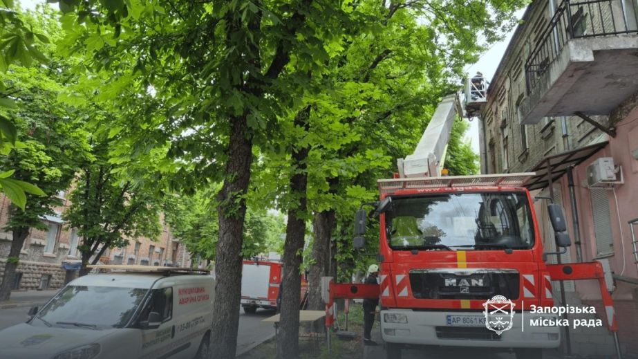 Пошкоджені багатоповерхівки в двох районах &ndash; наслідки ранкового обстрілу Запоріжжя
