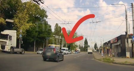 Водійку у Запоріжжі покарали за ігнорування хвилини мовчання