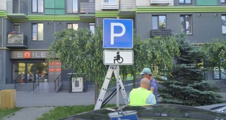 У Запоріжжі відновлюють дорожні знаки після ДТП та дій вандалів &ndash; кадри