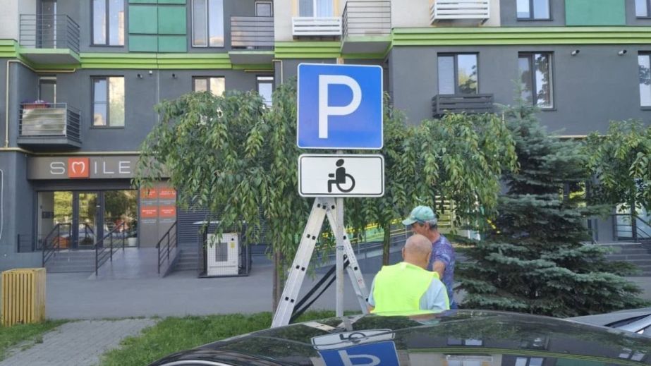 В Запорожье восстанавливают дорожные знаки после ДТП и вандалов &ndash; кадры