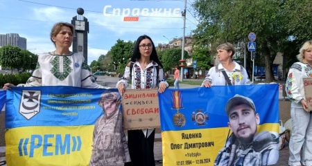 "Пока мы помним &ndash; они живы": акция памяти прошла в Запорожье в День вышиванки