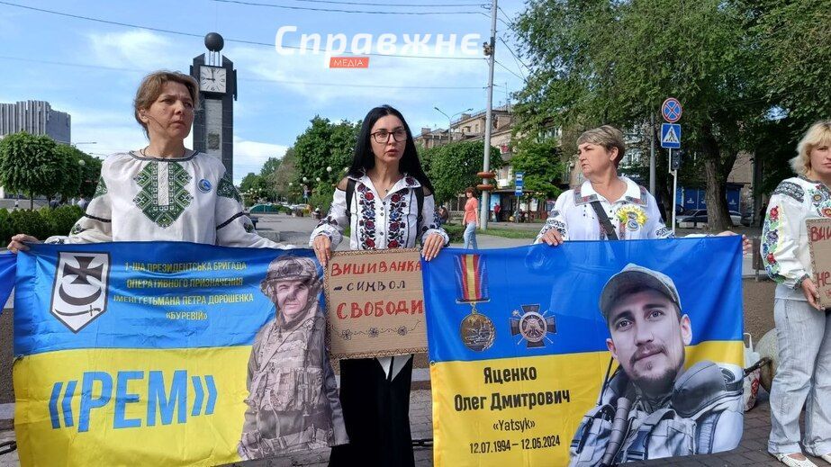 "Пока мы помним &ndash; они живы": акция памяти прошла в Запорожье в День вышиванки