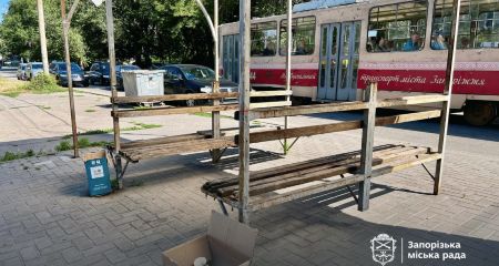 На Фортечній після скарги запоріжців оновили бруківку на зупинці &ndash; кадри