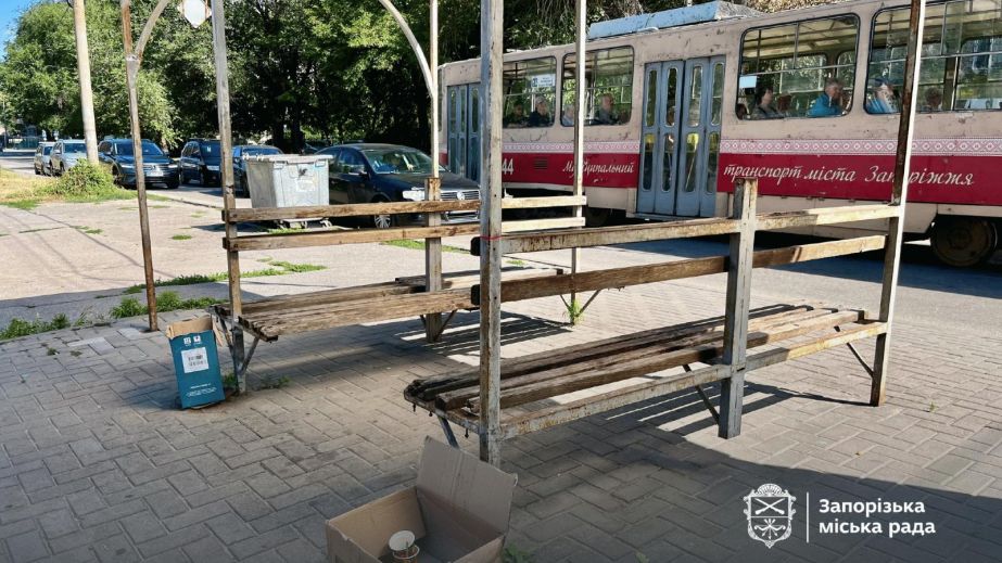 На Фортечній після скарги запоріжців оновили бруківку на зупинці &ndash; кадри