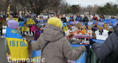 Святковий стіл для тих, кого чекають з полону і безвісти, накрили в Запоріжжі