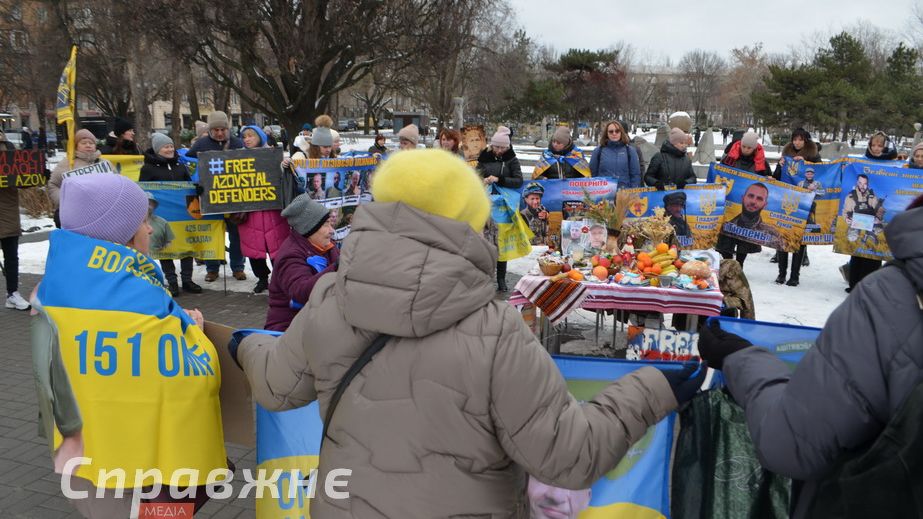 Праздничный стол для тех, кого ждут из плена и неизвестности, накрыли в Запорожье