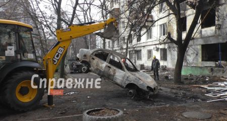 Врятував коридор, у квартирі стирчать осколки у стіні, – запоріжці про атаку