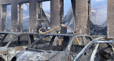 Рятувальники приборкали масштабну пожежу після обстрілу Запоріжжя – кадри