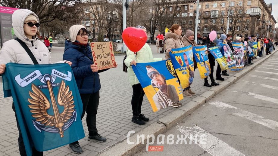 "Еще одна весна в неволе": родственники пленников вышли на акцию в Запорожье