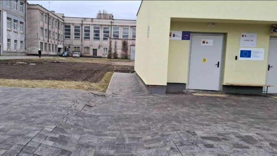 В Запорожье возле новой "подземной школы" за 100 млн грн просел грунт &ndash; фотофакт
