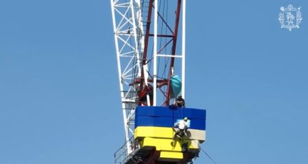 В Запорожье обновили флаг Украины на 200-метровой высоте
