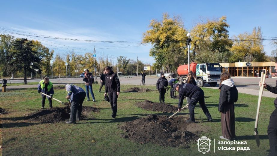 На запорожской набережной высадили "дубы несокрушимости" – фото