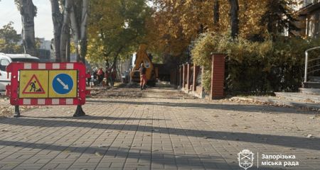 Аварийные тротуары ремонтируют в старой части Запорожья – кадры