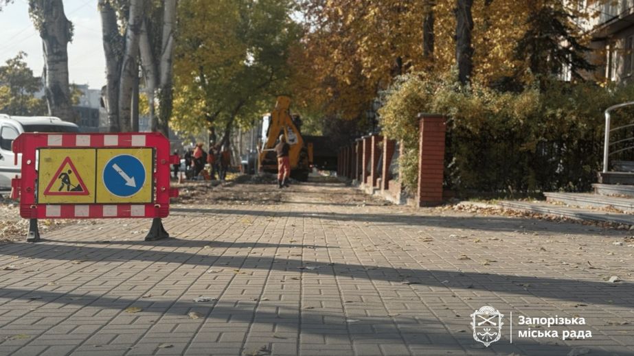 Аварийные тротуары ремонтируют в старой части Запорожья – кадры