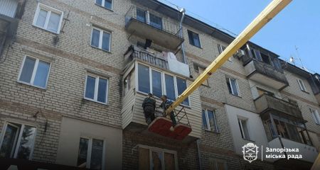 Комунальники ремонтують будинки у Запоріжжі – що вже зробили