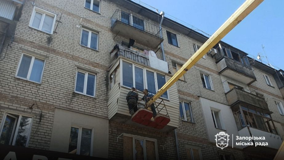 Комунальники ремонтують будинки у Запоріжжі – що вже зробили