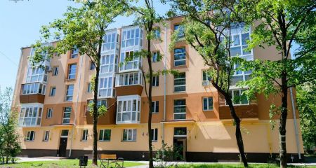 Владельцам выдали ключи: дом, который трижды атаковала РФ, восстановили в Запорожье