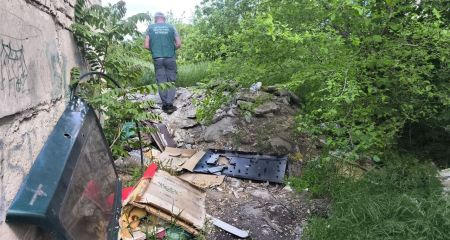 Після скарги запоріжців: біля гаражів на Бабурці виявили стихійне звалище