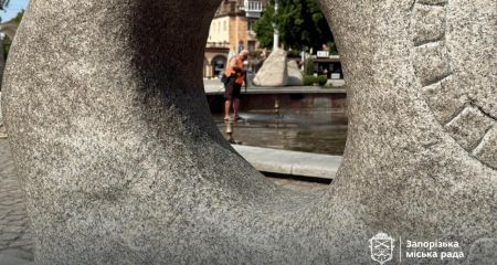 Профилактика в жару: в центре Запорожья обновили "Фонтан жизни"
