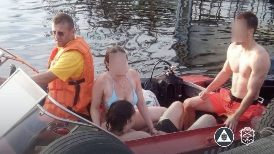 Запливли занадто далеко: на воді врятували трьох 18-річних запоріжців