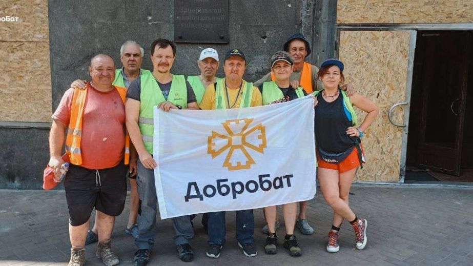 Волонтери допомогли відновити будівлю запорізького вишу після атаки &ndash; кадри
