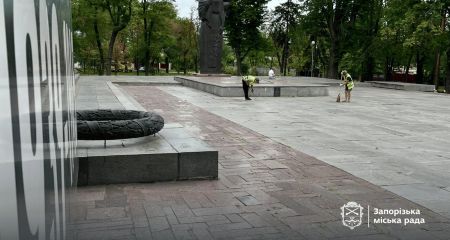 У Запоріжжі навели порядок біля меморіалу "Скорботна мати" &ndash; кадри