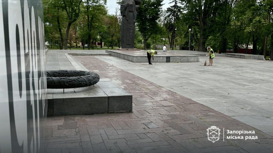 У Запоріжжі навели порядок біля меморіалу "Скорботна мати" &ndash; кадри