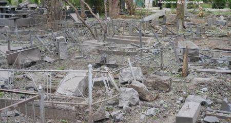 Окупанти скинули авіабомбу на цвинтар у Запоріжжі: понівечено десятки пам&rsquo;ятників