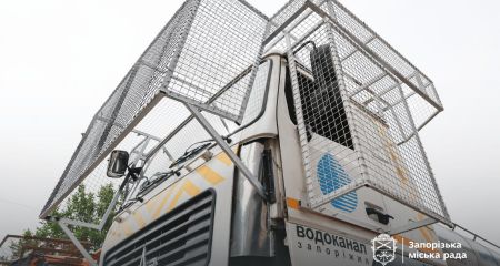 В трех районах Запорожья спецтехнику накрывают защитными каркасами &ndash; фото