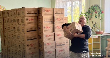 У Шевченківському районі Запоріжжя пенсіонерам роздали продуктові набори &ndash; кадри