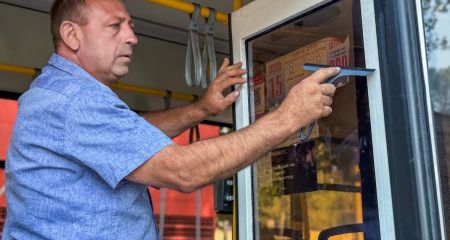 Защита от обломков: в Запорожье оклеивают бронепленкой 200 автобусов и трамваев